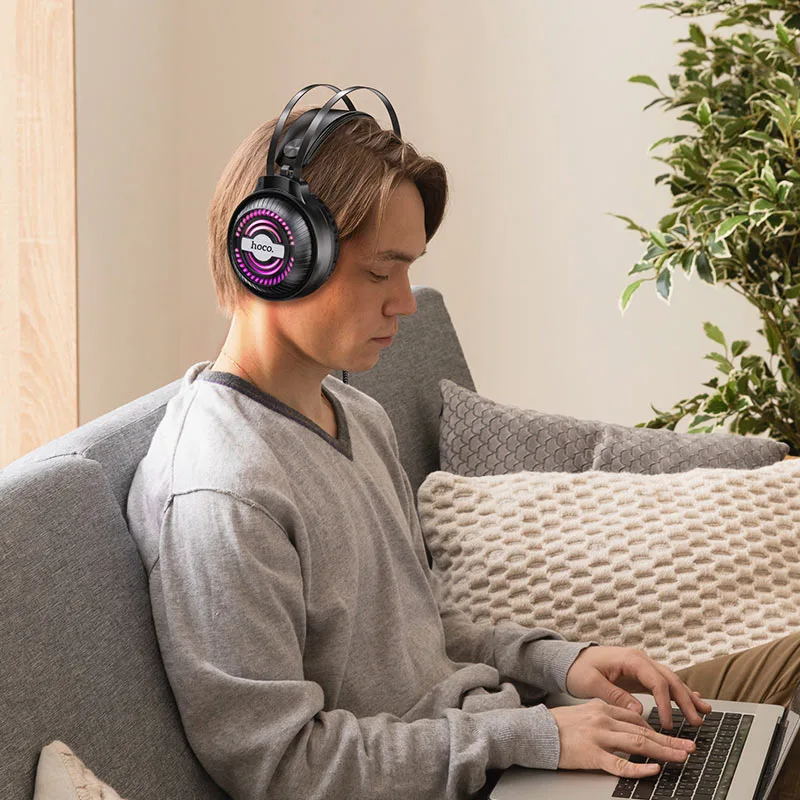 hoco-w101-streamer-gaming-headphones-man